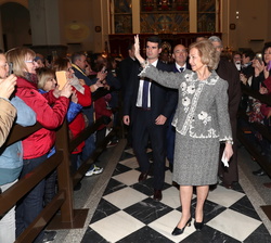 Doña Sofía saluda a los fieles congregados en la Basilica de Jesús de Medinaceli, una vez finalizada su visita